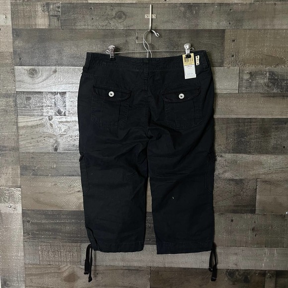 SOLD Levi's Womens Mid Rise Capri 12 - Picture 2 of 2